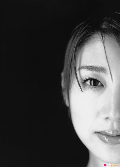 all gravure: 亞洲女孩 Megumi Yasu 脫下比基尼，炫耀她的小乳房