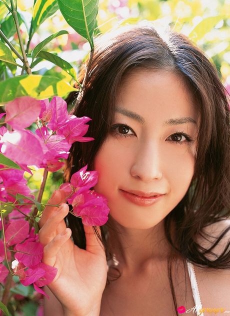 all gravure: La hermosa asiática Hiroko Sato hace alarde de sus grandes tetas y su coño afeitado