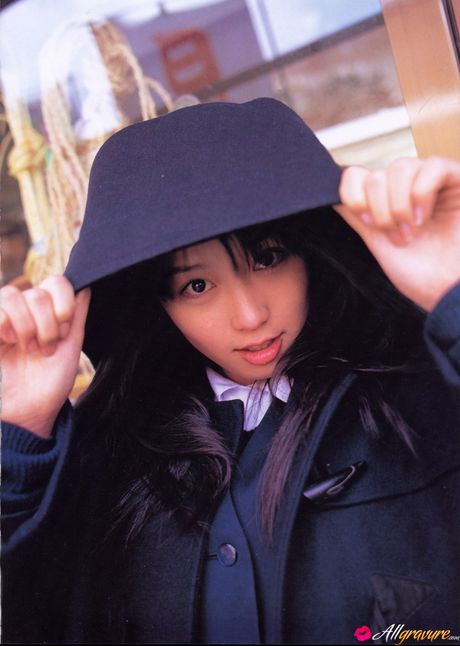 all gravure: Aziatisch meisje Yoko Mitsuya laat haar geweldige tieten zien en poseert in de sneeuw