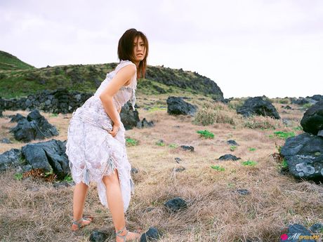 all gravure: Asiatische Süße Misako Yasuda zeigt ihre schönen Titten und posiert im Garten