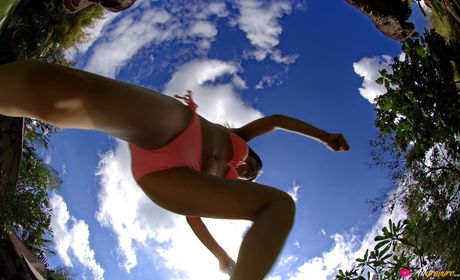 all gravure: La covergirl asiatique Soara dévoile son corps sur un lit avec grâce