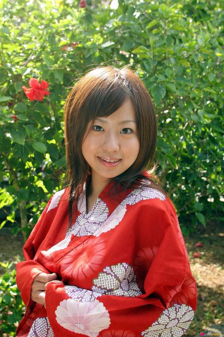 all gravure: 亞洲美女北村瞳在躺椅上裸體