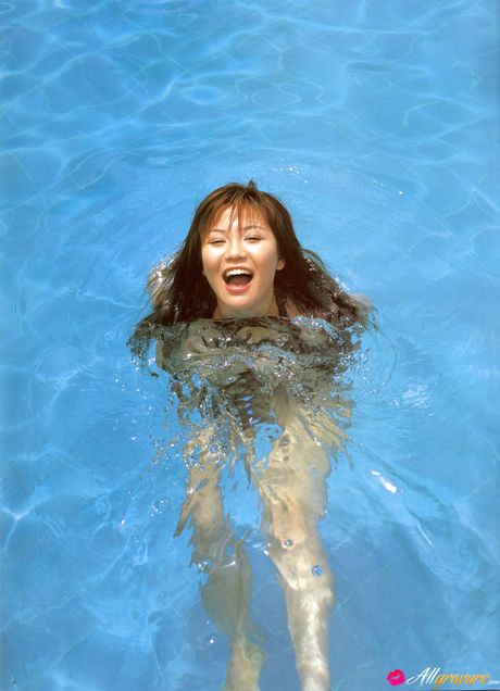 all gravure: Aziatische MILF Yoko Matsugane onthult haar enorme tieten en poseert in een solo