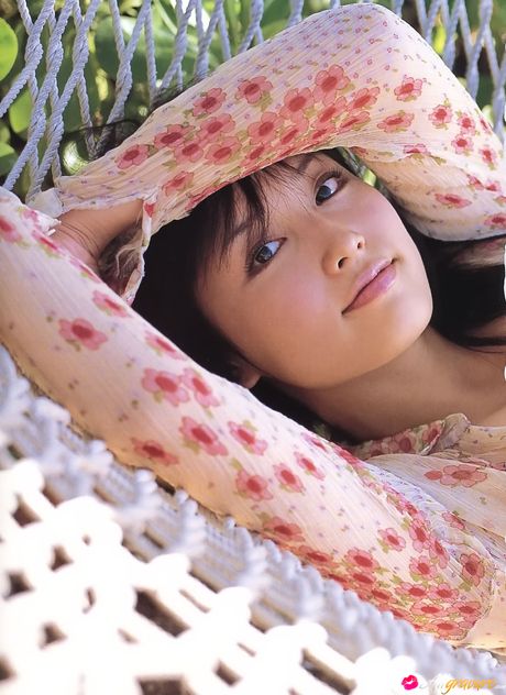 all gravure: Aziatische tiener Yoko Mitsuya benadrukt haar grote tieten en modellen in de ruwe staat in een solo