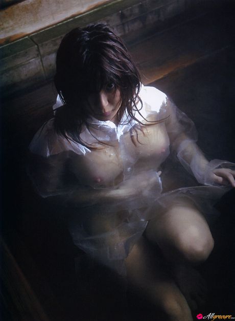 all gravure: Azjatycka piękność Miri Hanai pokazuje swoje wielkie piersi i pozuje solo