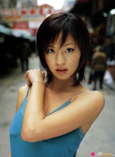 all gravure: A esbelta garota japonesa Misako Yasuda apresenta seus pequenos seios e posa em um solo