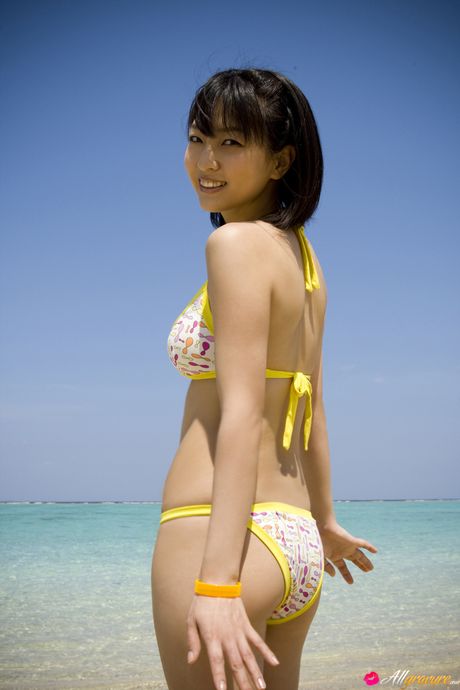 all gravure: Le mannequin de bikini Yuka Hirata montre ses gros seins et pose en solo