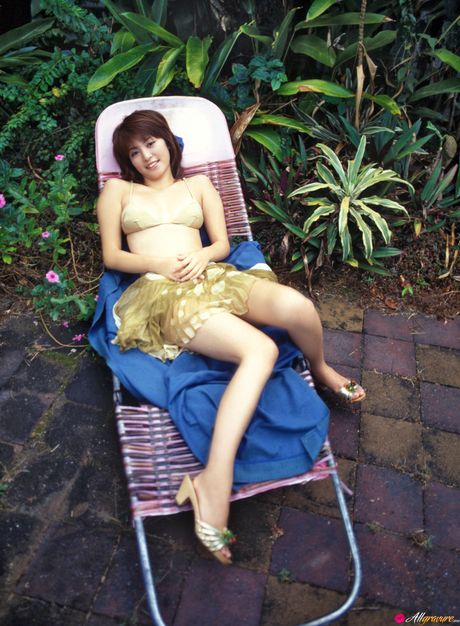 all gravure: La teenager asiatica in bikini Mayuko Iwasa mostra il suo corpo caldo