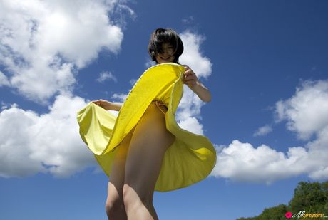 all gravure: A garota asiática Mari Okamoto fica nua na cozinha usando um vestido amarelo