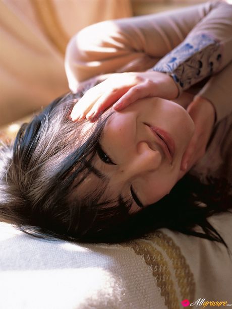 all gravure: La belleza asiática Hiroko Sato se quita el vestido rojo y muestra sus increíbles melones