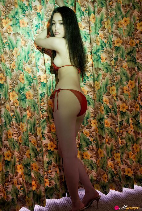 all gravure: Asian cutie Reon Kadena takes off her bikini in a sexy manner