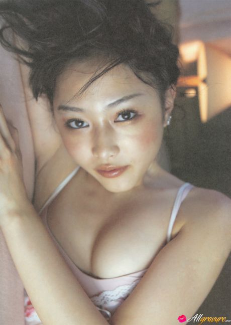 all gravure: Oszałamiająca Azjatka Sayuri Anzu eksponuje swoje małe cycki i ogoloną cipkę