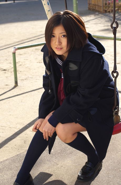 all gravure: Schoolmeisje Mami Matsuyama laat haar grote meloenen zien en onthult haar naaktheid voor de foto buiten