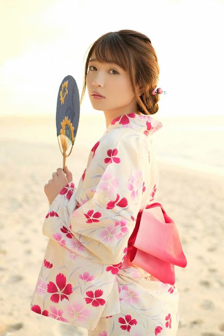 all gravure: A garota asiática Rika Shimura revela seus peitos incríveis e posa em um solo