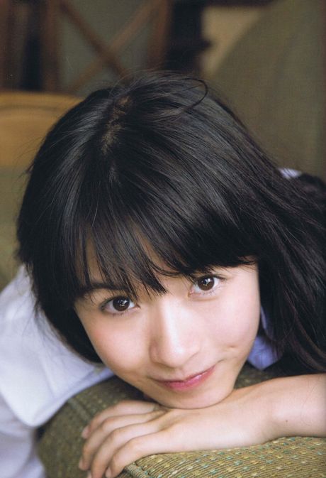 all gravure: Die asiatische Puppe Momoiro Toiki zeigt ihren heißen Hintern und posiert in einem Solo