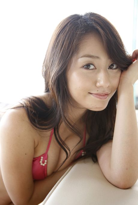 all gravure: Die asiatische Teenagerin Momoko Tani zieht sich vor dem Duschen aus