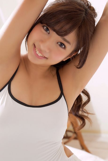 all gravure: Das tolle asiatische Baby Sayaka Onuki zeigt ihren sexy Arsch und ihre rasierte Muschi