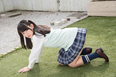 all gravure: La splendida asiatica Miruku Kawamura mostra le sue piccole tette e posa nel cortile