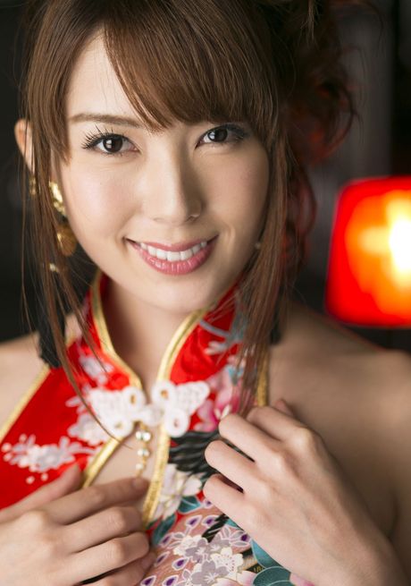 all gravure: Azjatka Hatano Yui zdejmuje czerwoną sukienkę i odsłania swoje ciało