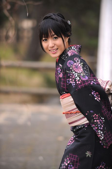 all gravure: La poupée asiatique Nana Nanaumi exhibe ses petits seins naturels et sa chatte chauve dans un solo