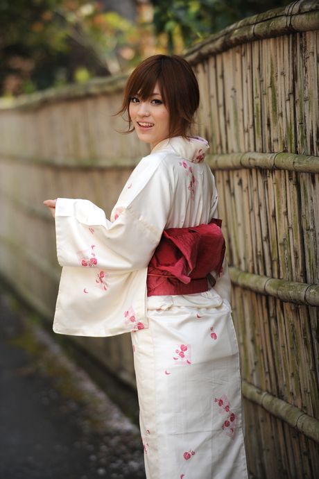 all gravure: 茶色い目をしたショートカットの日本人美女、板垣あずさがポーズをとる