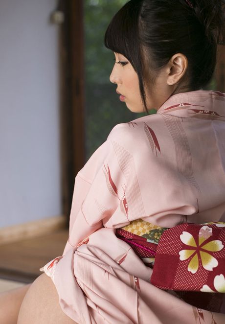all gravure: Aziatisch meisje Chika Arimura wordt naakt op bed terwijl ze een kimono draagt