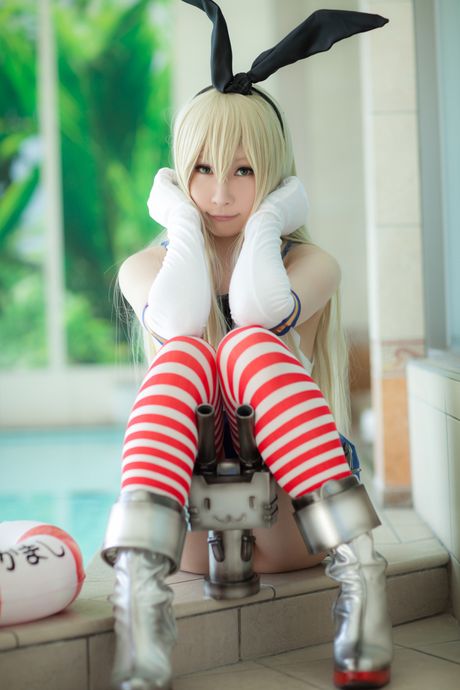 all gravure: La bionda stunner giapponese Atsuki indossa calze a righe mentre mostra la sua figa in una sala
