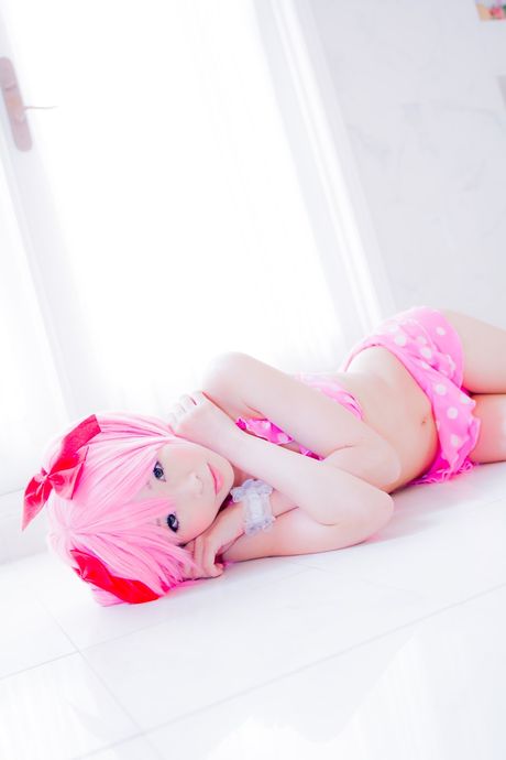 all gravure: Asian babe Yuki Mashiro demonstrates her amazing juggs and poses in a bikini