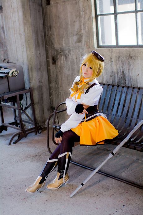 all gravure: Blond japanese teen Yuki Mashiro sports a hat and gloves while modelling in a corset