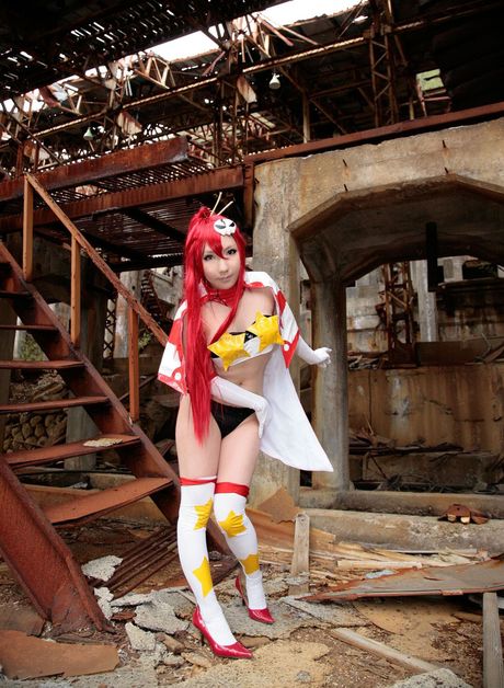 all gravure: A ruiva asiática Yoko-San tira a roupa e exibe sua bunda sexy com botas