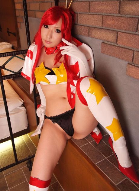 all gravure: La bellezza asiatica Yoko-San mette in evidenza il suo enorme sedere e posa in un assolo
