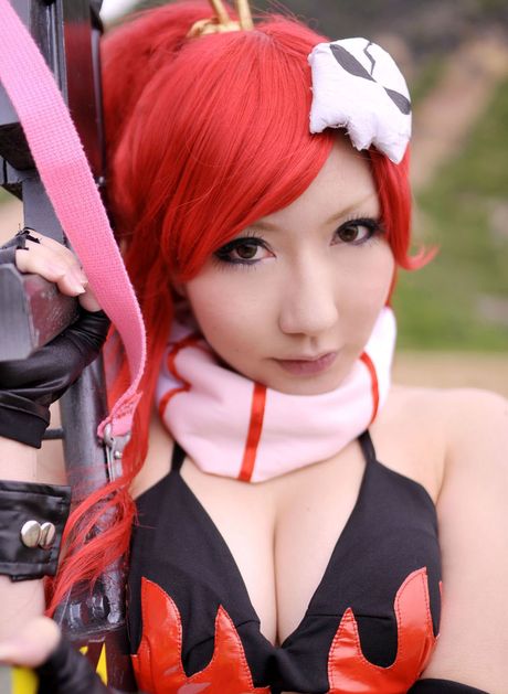 all gravure: 亞洲美女 Yoko-San 脫下衣服，露出手套，展示她的乳房和臀部