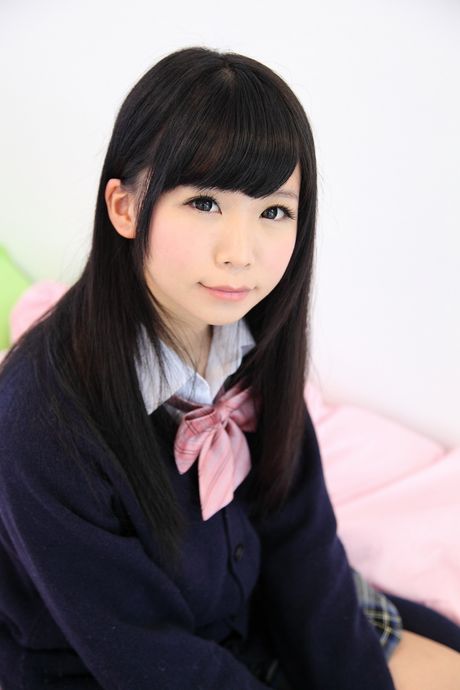 all gravure: La colegiala asiática Akira Itsuki muestra sus bonitas tetas y posa en medias