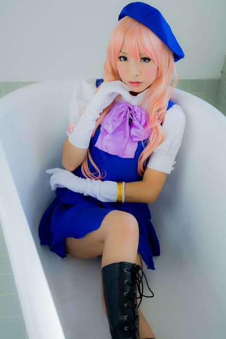 all gravure: Asian teen Yuki Mashiro sports a hat and gloves while modelling in a barn