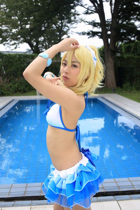 all gravure: Die blonde japanische Süße Kana Yume zieht ihren Bikini aus und zeigt ihren sexy Hintern im Freien