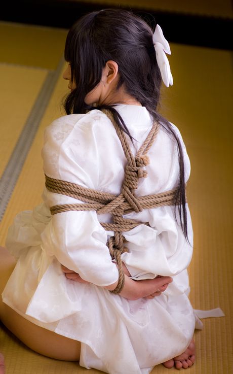 all gravure: Azjatycka laska Sundome Iinkai bawi się kokardą nago w wiązaniu linowym