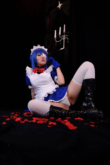 all gravure: Das asiatische Dienstmädchen Kibashii posiert in ihrer weißen Unterwäsche und Strümpfen