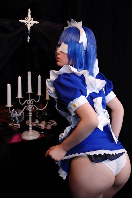 all gravure: アジア人メイドのキバシイが白いランジェリーとストッキングでポーズをとる