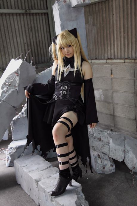 all gravure: 金髮美女 Enako 穿著黑色連身裙，露出小巧的乳房，擺出各種姿勢