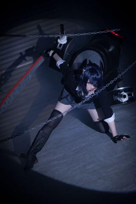 all gravure: La teenager asiatica Atsuki rivela le sue piccole tette e posa in uno spogliarello solitario
