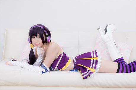 all gravure: Striking cheerleader Akira Itsuki strips to her knee socks and demonstrates her tits