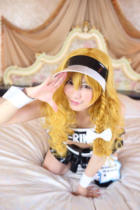 all gravure: Das blonde japanische Covergirl Kana Yume zieht ihr Höschen aus, bevor sie ihre Muschi zeigt