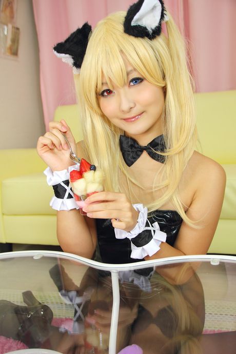 all gravure: A bela asiática Kyuru mostra seus pequenos seios e posa com uma roupa de empregada