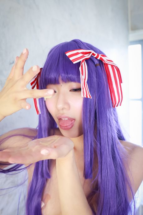 all gravure: Die asiatische Teenagerin Kana Yume zieht sich in weißen Strümpfen aus