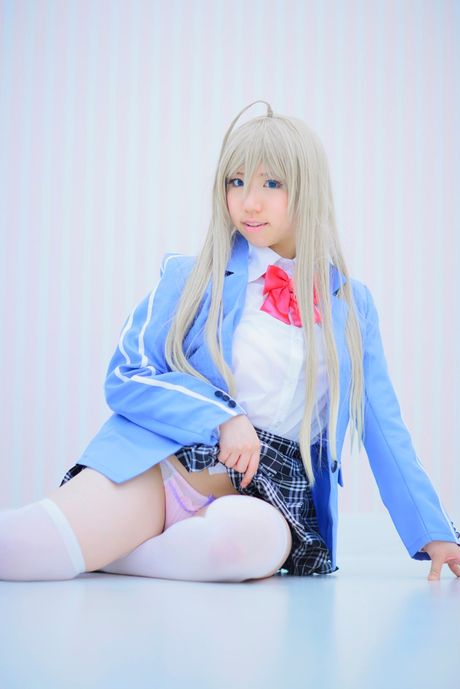 all gravure: La bella giapponese dai capelli biondi Nyaruko mostra le sue belle tette e posa con una gonna