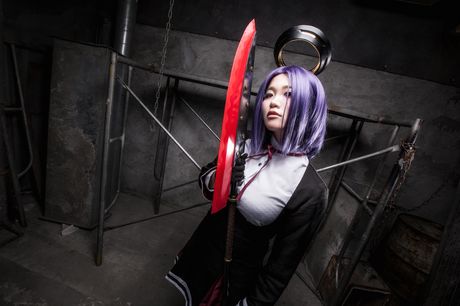 all gravure: Azjatka Usagi nosi fioletową perukę, pozując w czarnych rękawiczkach