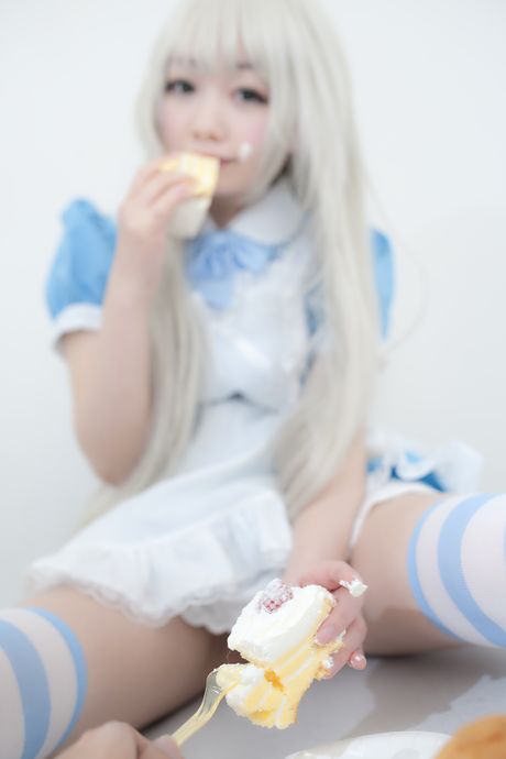 all gravure: Long-haired Tsuredure Shasin strips and demonstrates her pussy in a solo