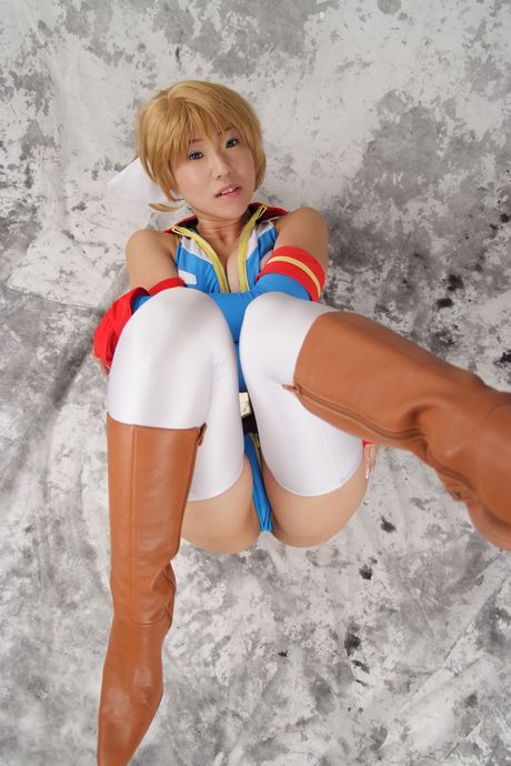 all gravure: 亞洲女孩 Mizuki Akira 展示她的大乳房並穿著白色內衣擺姿勢