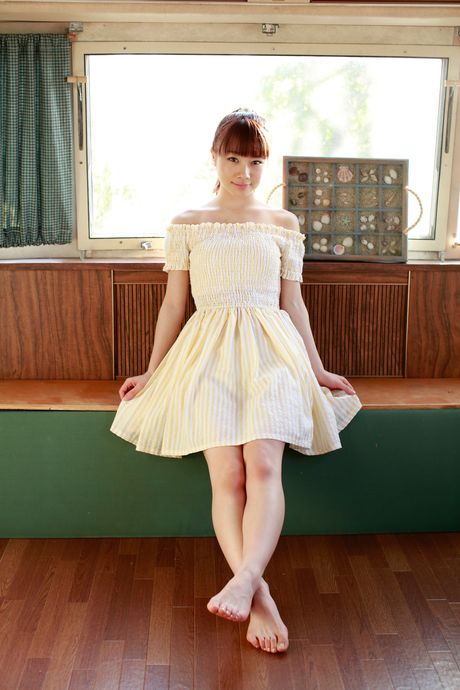 all gravure: 亞洲少女石田步美穿著連身裙，紅唇綻放