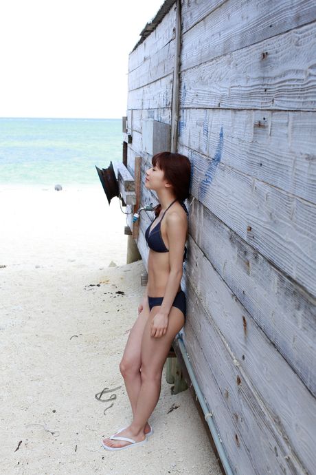 all gravure: 亞洲女孩石田亞由美脫下比基尼，展現她驚人的乳房